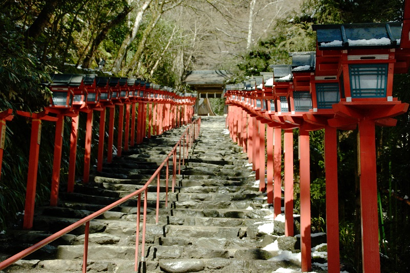 灯篭のある風景 貴船神社 ハンカチ ティッシュ カメラ