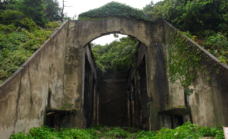 廃墟とウサギの島 大久野島 ハンカチ ティッシュ カメラ